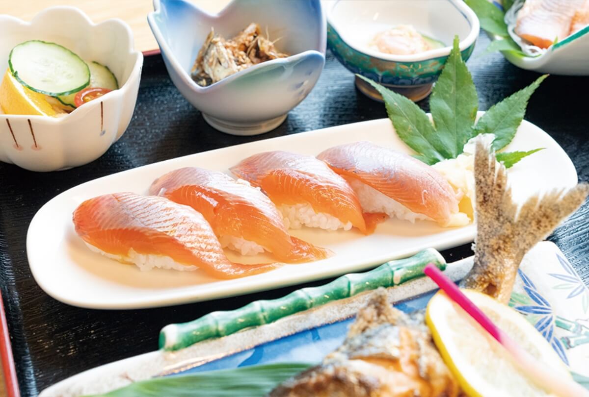 湖を眺めながら、ゆったりランチタイム