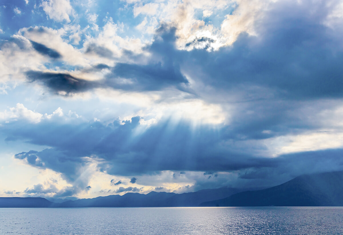 四季折々に変わる、神秘の湖の表情